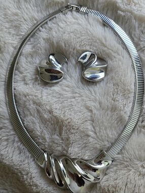 Silver Tone Necklace and Matching Pierced Earrings.